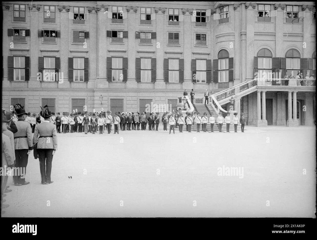 Einweihung der Flagge für die Franz Joseph Akademie der Militärwissenschaften im Schloss Schönbrunn, Franz Joseph mit dem Erzherzog auf der Schmutzstelle vor dem Treppenflug der Burg., 18.06.1914 - 19140618 PD0004 - Rechteinfo: Rechte verwaltet (RM) Stockfoto