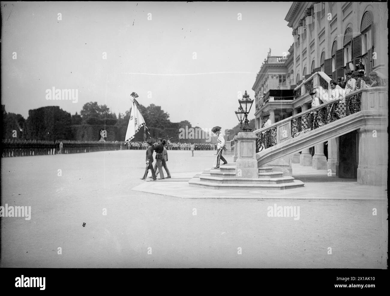 Einweihung der Flagge für die Franz Joseph Akademie der Militärwissenschaften im Schloss Schönbrunn, Franz Joseph gehorcht der Messe und Einweihung der neuen Flagge über den Treppensteig des Schlosses in den Garten Erdgeschoss., 18.06.1914 - 19140618 PD0002 - Rechteinfo: Rights Managed (RM) Stockfoto