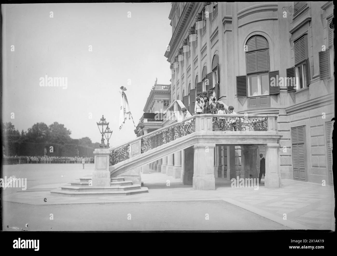 Einweihung der Flagge für die Franz Joseph Akademie der Militärwissenschaften im Schloss Schönbrunn, Franz Joseph gehorcht der Messe und Einweihung der neuen Flagge über die Treppe des Schlosses in den Garten Erdgeschoss., 18.06.1914 - 19140618 PD0008 - Rechteinfo: Rights Managed (RM) Stockfoto