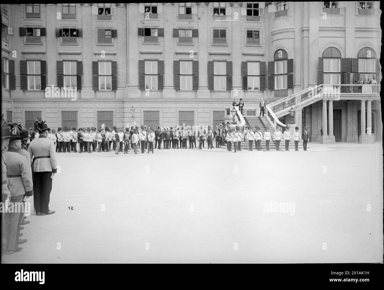 Einweihung der Flagge für die Franz Joseph Akademie der Militärwissenschaften im Schloss Schönbrunn, Franz Joseph mit dem Erzherzog auf der Schmutzstelle vor dem Treppenflug der Burg., 18.06.1914 - 19140618 PD0009 - Rechteinfo: Rechte verwaltet (RM) Stockfoto