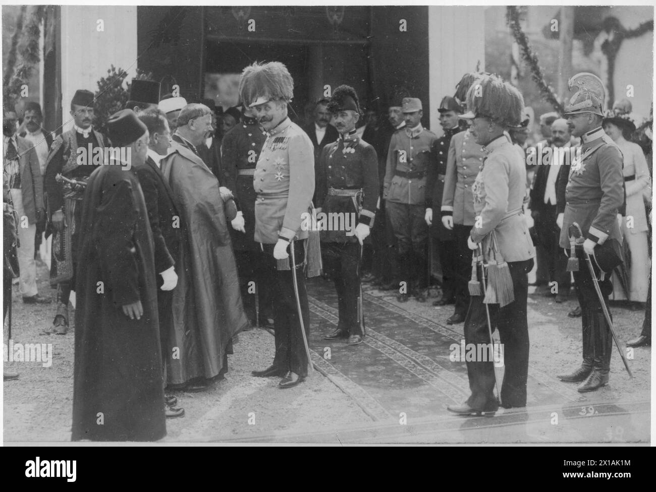 Franz Ferdinand, Erzherzog von Österreich-Este, im Gespräch mit einem französischen Padre (hinter Feldzeugmeister (General) Oskar Potiorek und Dragonerkommandant Exzellenz Karl Freiherr von Rumerskirch), 25.06.1914 - 19140625 PD0002 - Rechteinfo: Rechte verwaltet (RM) Stockfoto