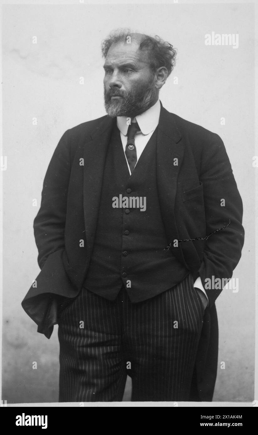 Gustav Klimt, Gustav Klimt im alten Jahr 55 vor seinem Atelier in der Feldmühlgasse 11 in Wien. One of the Last Record of the Artist., 1917 - 19170101 PD4984 - Rechteinfo: Rights Managed (RM) Stockfoto