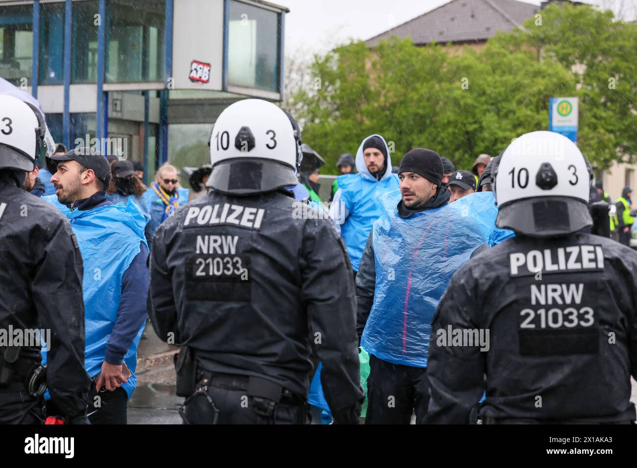 Derby zwischen den Rivalen Barfuß Remscheid und Vorwärts Wuppertal am Dienstagvormittag im Wuppertaler Stadion am Zoo. Großübung der Wuppertaler Polizei Derby zwischen den Rivalen Barfuß Remscheid und Vorwärts Wuppertal am Dienstagvormittag im Wuppertaler Stadion am Zoo. Unter diesem Motto führte die Wuppertaler Polizei eine großangelegte Übung mit fiktiven Fußballfans in Wuppertal-Sonnborn durch. Rund 250 Kräfte der Einsatzhundertschaft, teilweise als Fußballfans, teils als aktive Einsatzkräfte nahmen an der Übung bei bestem Wuppertaler Wetter Teil. Aus den Lautsprechern machte die Polizei zu Stockfoto