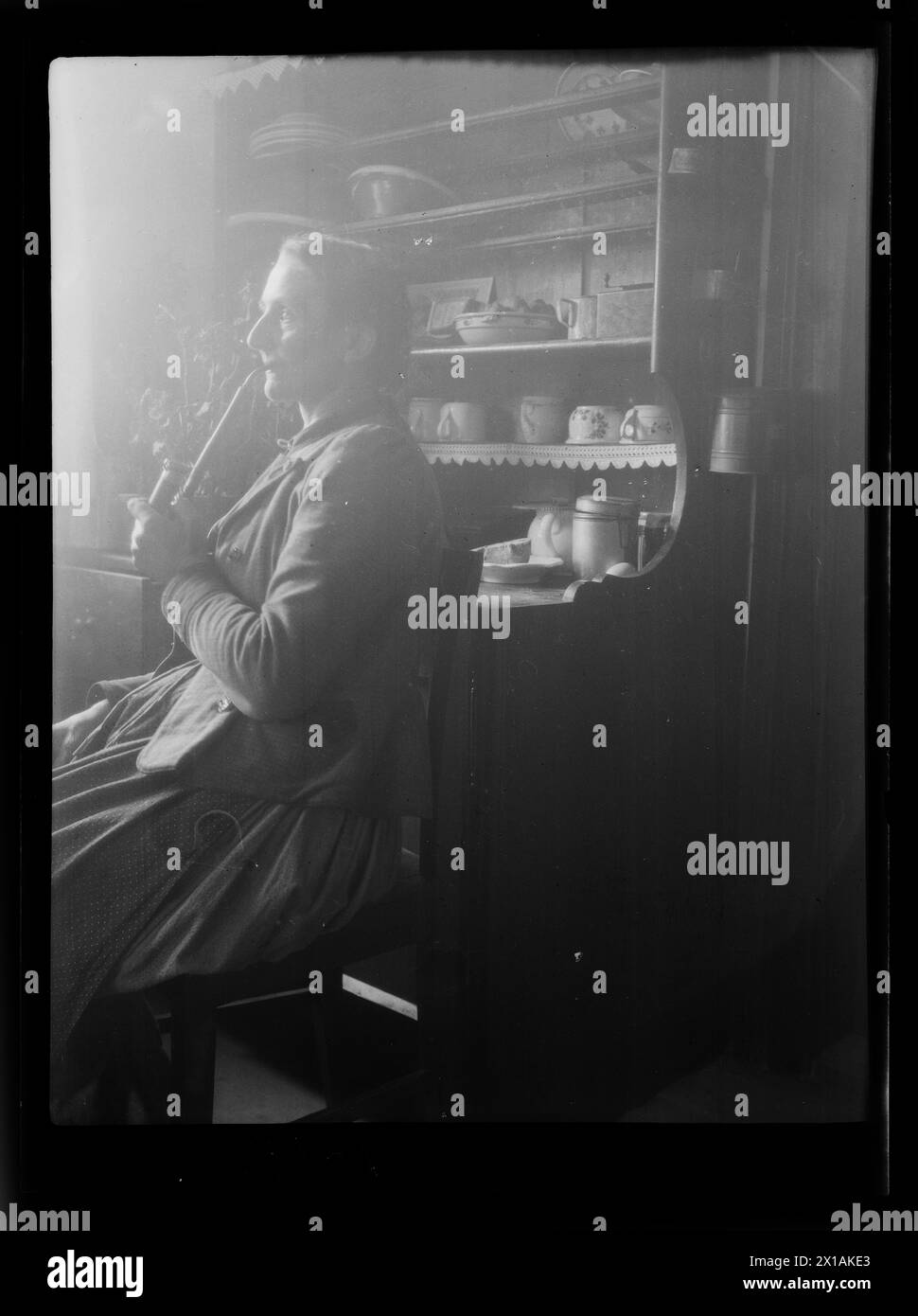 Bäuerin beim Pfeifen in Goessl am Grundlsee, 1920 - 19200101 PD14310 - Rechteinfo: Rights Managed (RM) Stockfoto