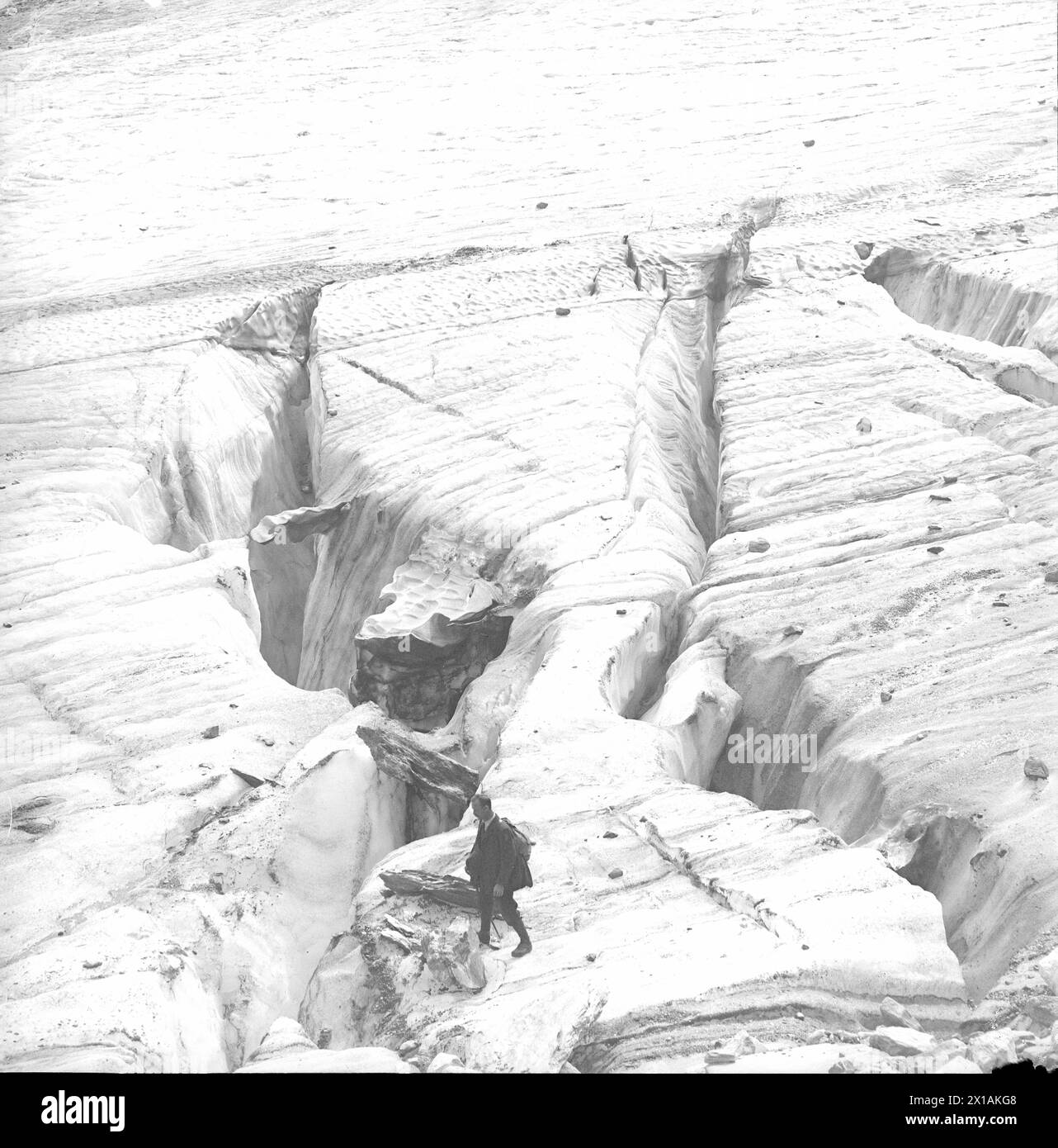 Glockner Gruppe, Gletscherspalte am Karlinger Gletscher am Kaprunertoerl (Peak), 1920 - 19200101 PD2291 - Rechteinfo: Rights Managed (RM) Stockfoto