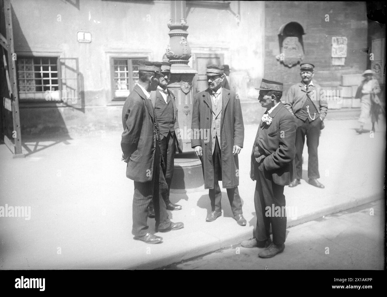 Wien 1, Stephansplatz (Stephansplatz), Autotüröffner in einer Pause, 1920 - 19200101 PD2590 - Rechteinfo: Rights Managed (RM) Stockfoto