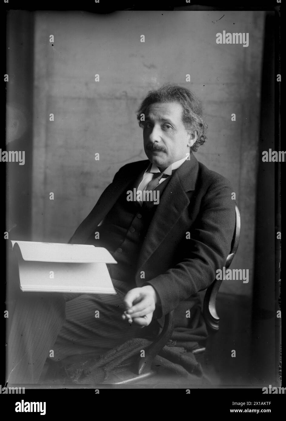 Picture Albert Einstein (1879-1955), Albert Einstein am Tisch sitzend, vor einem geöffneten Buch., 1921 - 19210101 PD1111 - Rechteinfo: Rights Managed (RM) Stockfoto