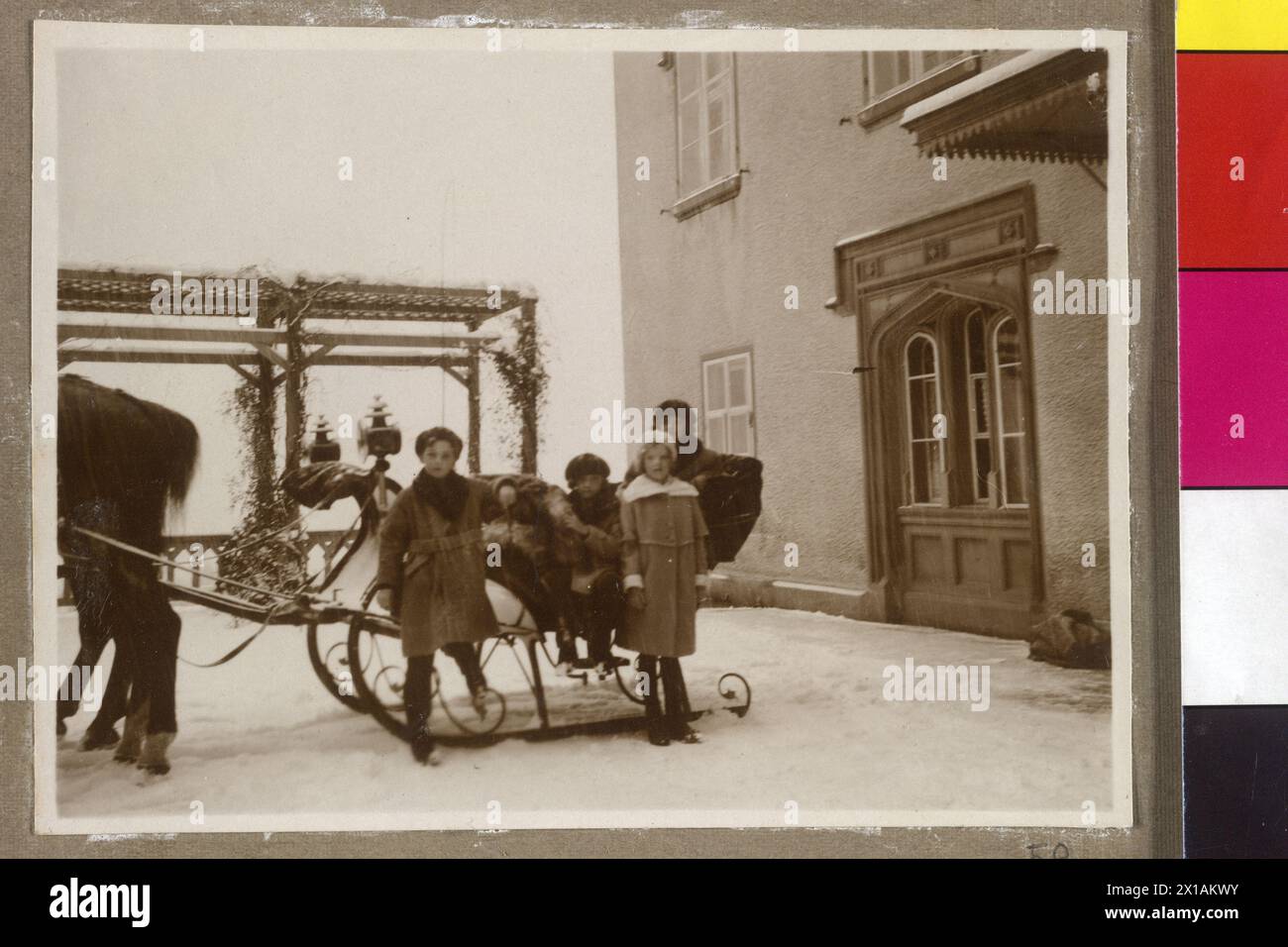 Die Kinder des ehemaligen Kaisers Karl vor Schloss Wartegg, die Kinder der exilierten Reichsfamilie Otto, Felix, Adelaide und Robert in ihrem neuen Wohnbereich der Burg aus dem Familienalbum des Fotografen, datiert mit 1921/1922., 1921 - 19210101 PD2107 - Rechteinfo: verwaltete Rechte (RM) Stockfoto