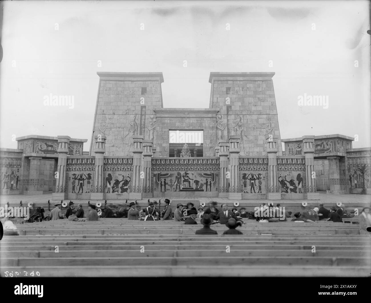 Wien 19, Aussichtspunkt, Freilichttheater mit festem Dekor für die Oper 'Aida' von Giuseppe Verdi. Italienisches Stagione 1922, Triumphakt, 1922 - 19220101 PD1064 - Rechteinfo: Rights Managed (RM) Stockfoto