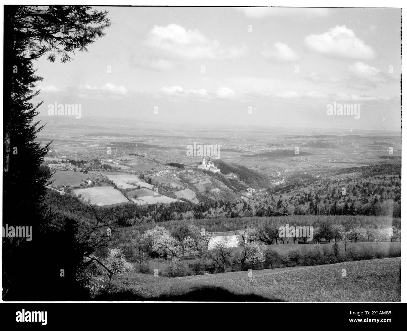 Blick vom Heuberg, auf die Rosalienkapelle und Forchtenstein, 1925 - 19250101 PD2186 - Rechteinfo: Rights Managed (RM) Stockfoto