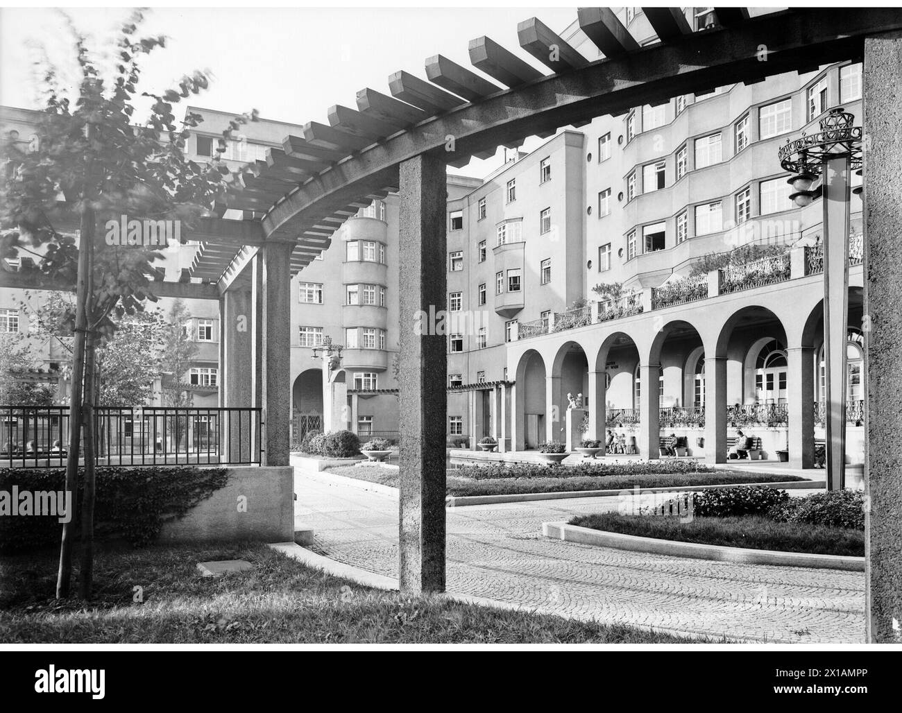 Wien 5, Reumannhof, Blick durch die Pergola von rechts auf einen Teil des Mittelteils und des linken Flügels, 1926 - 19260101 PD3267 - Rechteinfo: Rights Managed (RM) Stockfoto