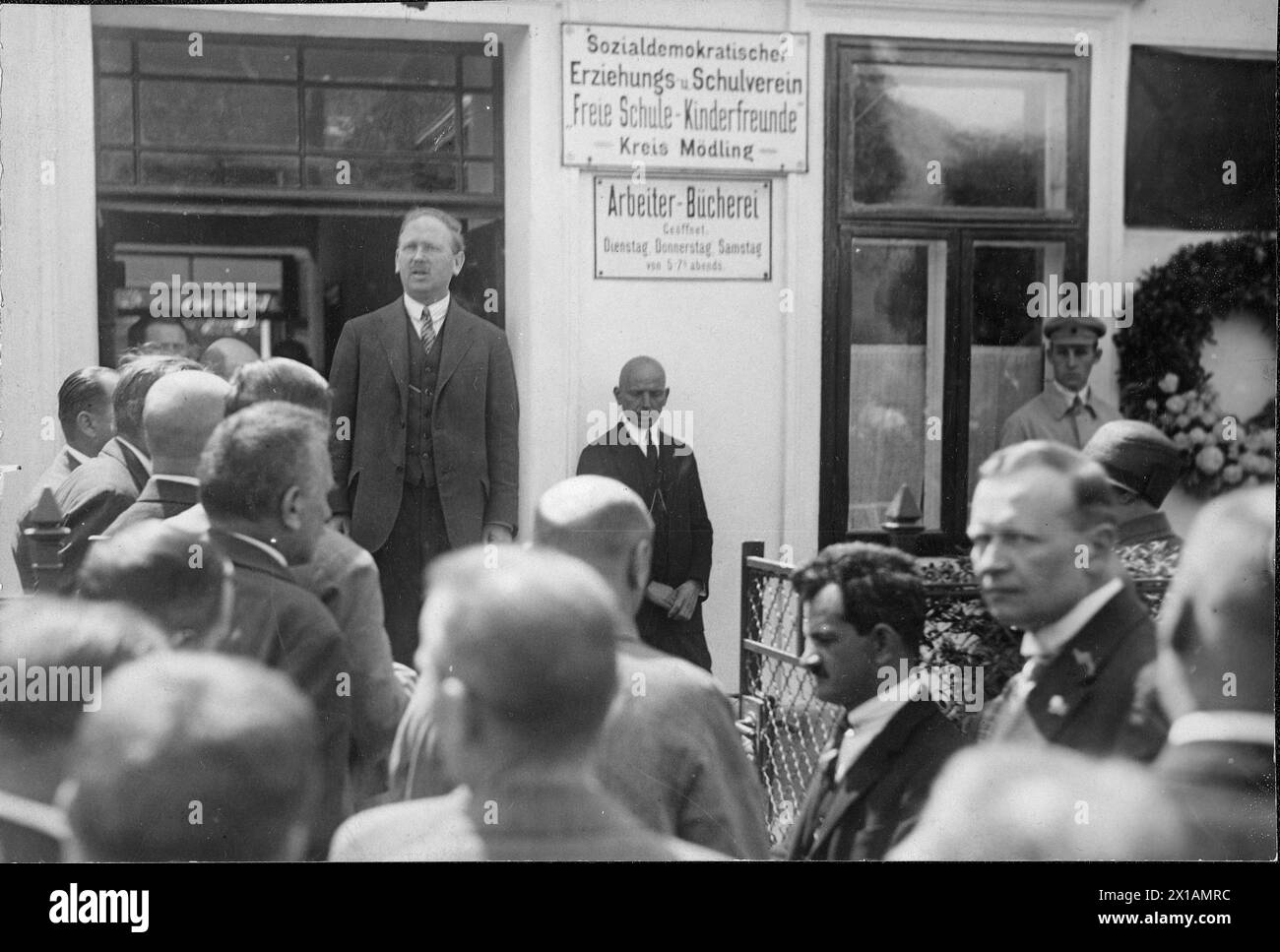 Moedling, Julius German, Vorsitzender des republikanischen Verteidigungsbundes, bei einer Aufdeckung der Gedenktafel vor dem Wohnhaus des Kinderfreundes in der Mauergittergasse., 16.05.1926 - 19260516 PD0006 - Rechteinfo: Rights Managed (RM) Stockfoto