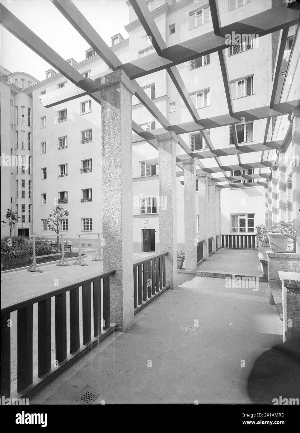 Wien 10, Denisgasse, gemeindewohnungsblock, Gericht. Winkelblick von der Pergola zur Treppe, 22.08.1926 - 19260822 PD0001 - Rechteinfo: Rights Managed (RM) Stockfoto
