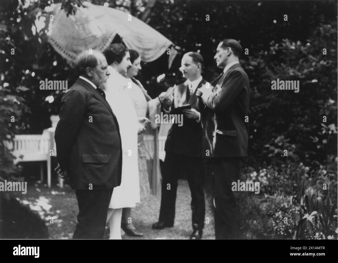 Familie Schnitzler, Arthur Schnitzler, Lili Schnitzler, Olga Schnitzler (geb. Gussmann), eines unbekannten Herrn und Arnoldo Cappellini (v. l. n. R.), 1927 - 19270101 PD2338 - Rechteinfo: Rights Managed (RM) Stockfoto