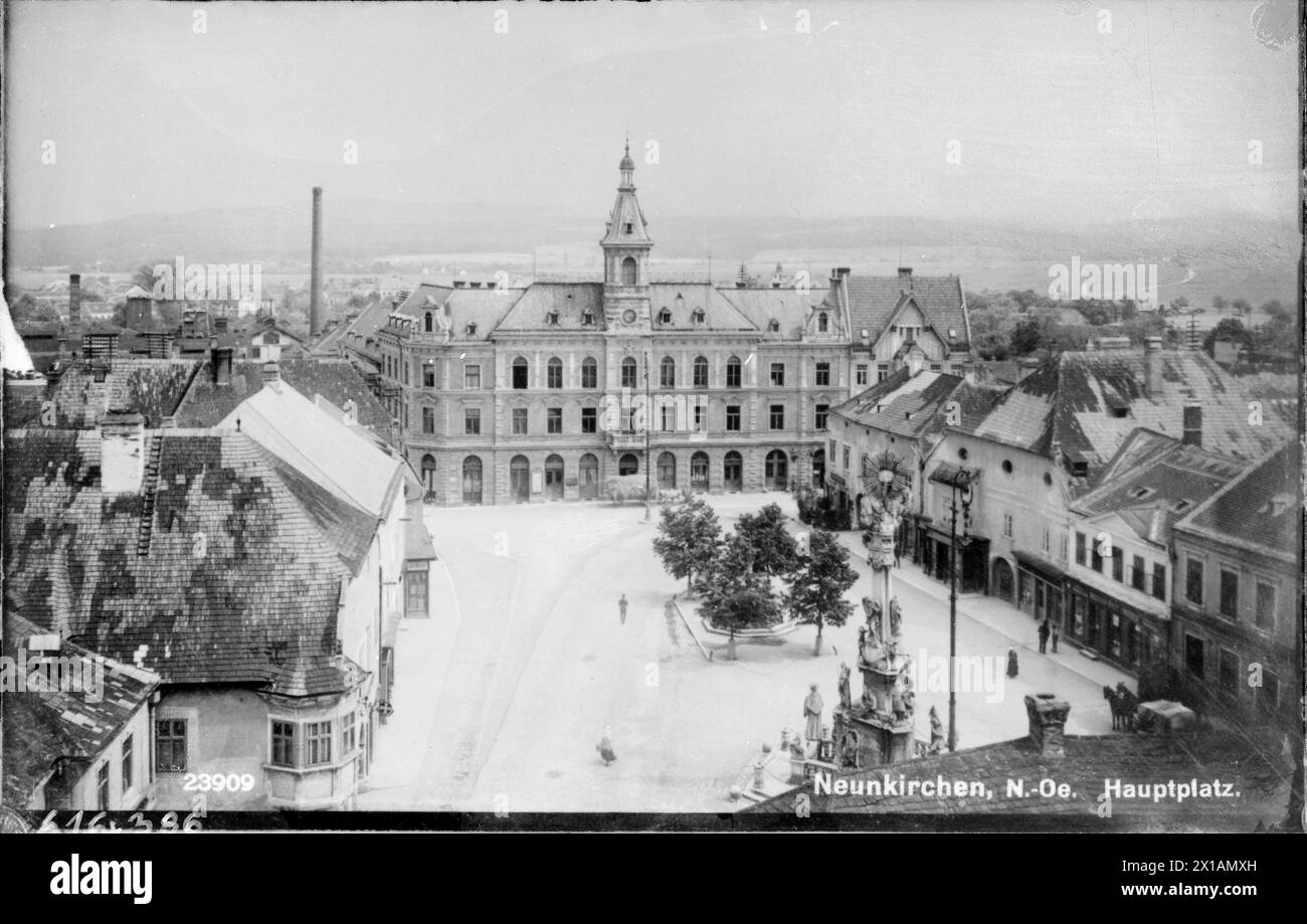 Neunkirchen, Niederösterreich, Blick auf den Hauptplatz: Blick aus einer stark höheren Position von Westen, über den Platz zum Rathaus, im Bild vorne rechts die Dreifaltigkeitssäule. Ursprüngliches negativ, 1927 - 19270101 PD2551 - Rechteinfo: Rights Managed (RM) Stockfoto