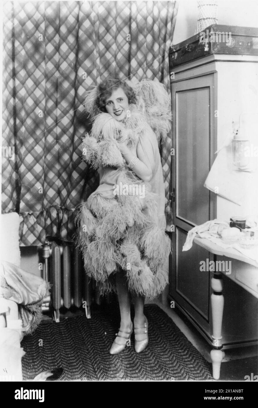 Frau mit Kleid mit Federbesatz, 1928 - 19280101 PD3285 - Rechteinfo: Rights Managed (RM) Stockfoto