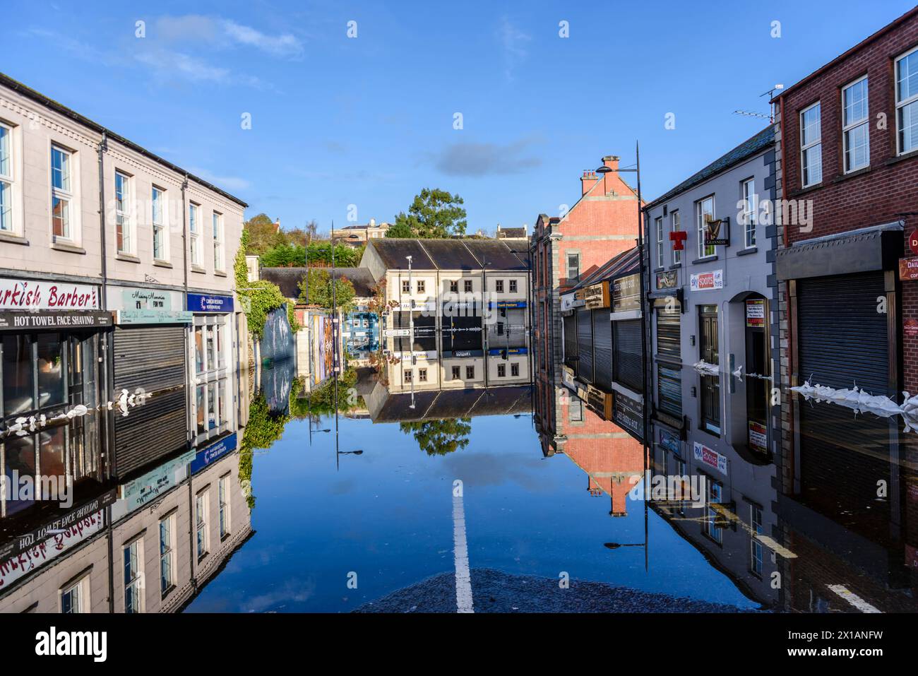 Downpatrick, Nothern Ireland, UK. 11/2024 - das Stadtzentrum von Downpatrick wird überschwemmt, nachdem der Fluss Quoile durch übermäßige Regenfälle überschwemmt wurde. Ov Stockfoto