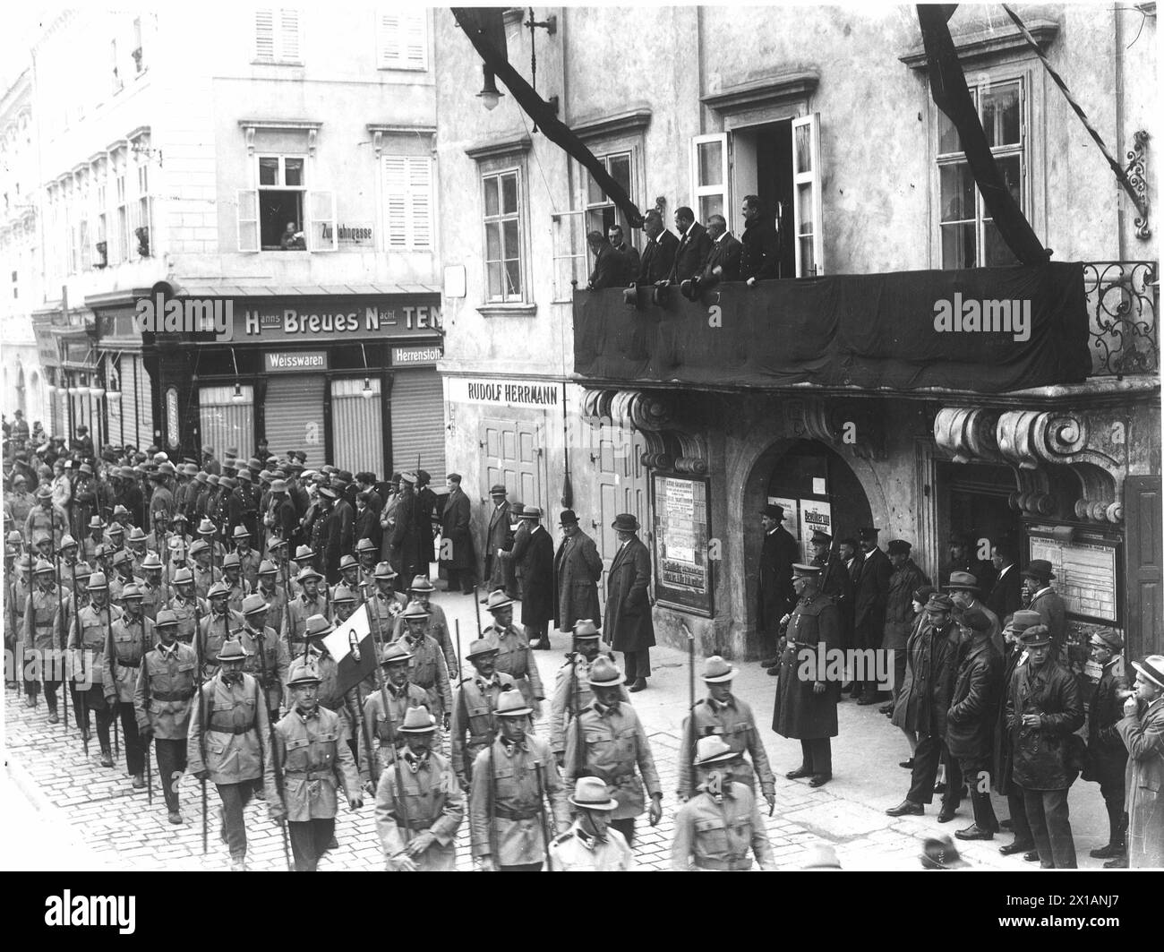 Parade der Heimwehr in der Wiener Neustadt, 1928 - 19280101 PD3414 - Rechteinfo: Rights Managed (RM) Stockfoto