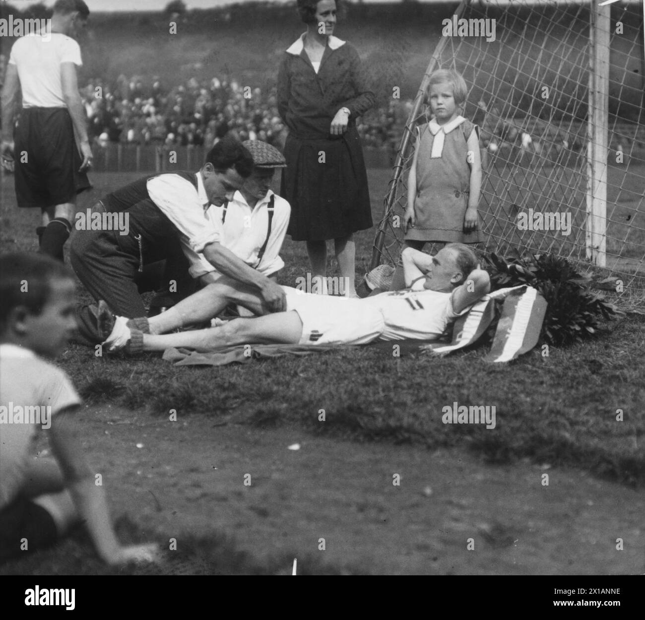 Marathonläufer Franz Tuschek, sich ausruhen, Frau und Tochter anbeten, auf seinen Lorbeeren von., 1929 - 19290101 PD3489 - Rechteinfo: Rights Managed (RM) Stockfoto
