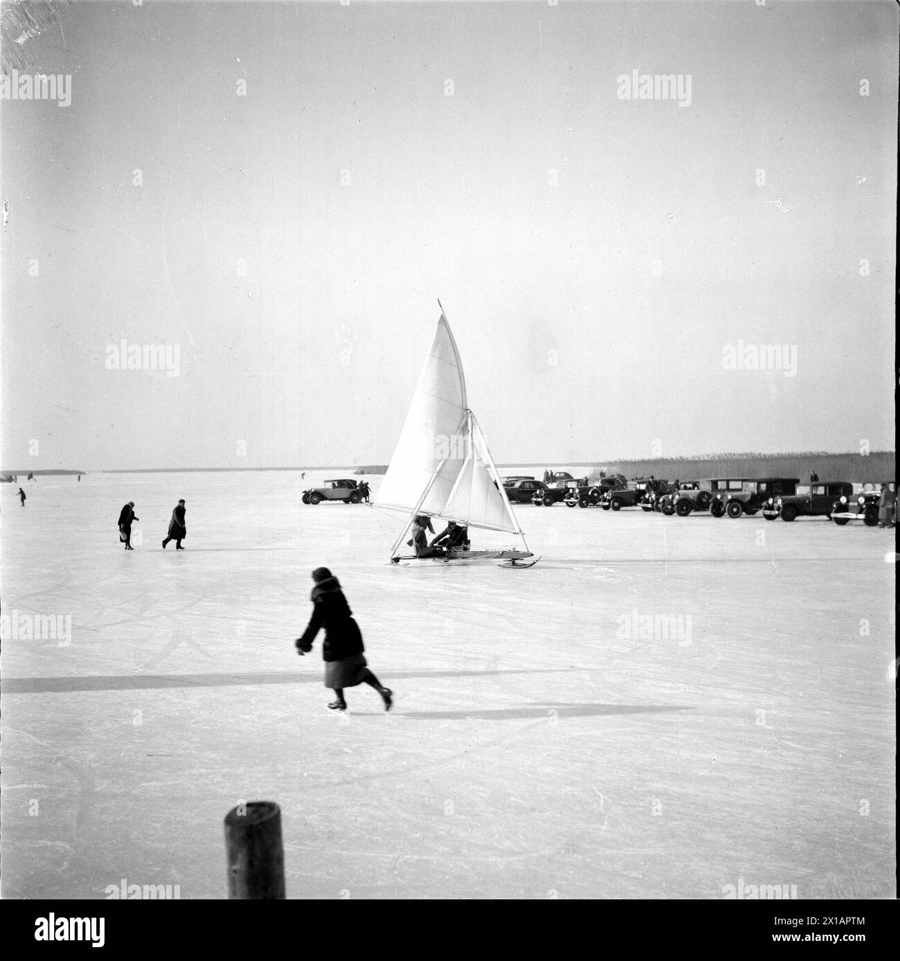 Neusiedler See im Winter, Neusiedler See, Eissegler, Eisläufer und absetzende Automobile auf dem Freeze Up See, 1930 - 19300101 PD8916 - Rechteinfo: Rights Managed (RM) Stockfoto