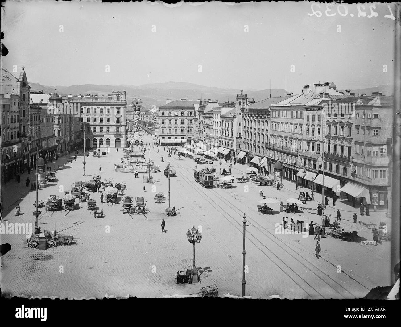 Linz, Hauptplatz mit Säule der Heiligen Dreifaltigkeit von höherer Position, von Süden, 1930 - 19300101 PD9354 - Rechteinfo: Rights Managed (RM) Stockfoto