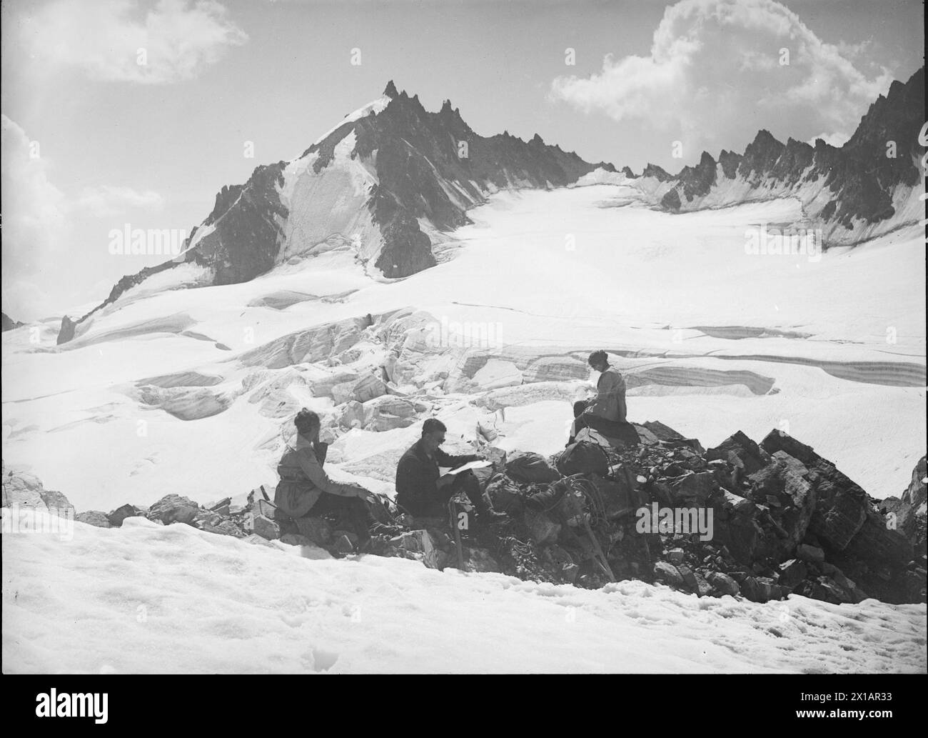 Blick auf die Jamtalfernerspitzen der Ochsenscharte, Bergsteiger im Grenzland zwischen Tirol und Vorarlberg, 1930 - 19300101 PD9623 - Rechteinfo: Rights Managed (RM) Stockfoto