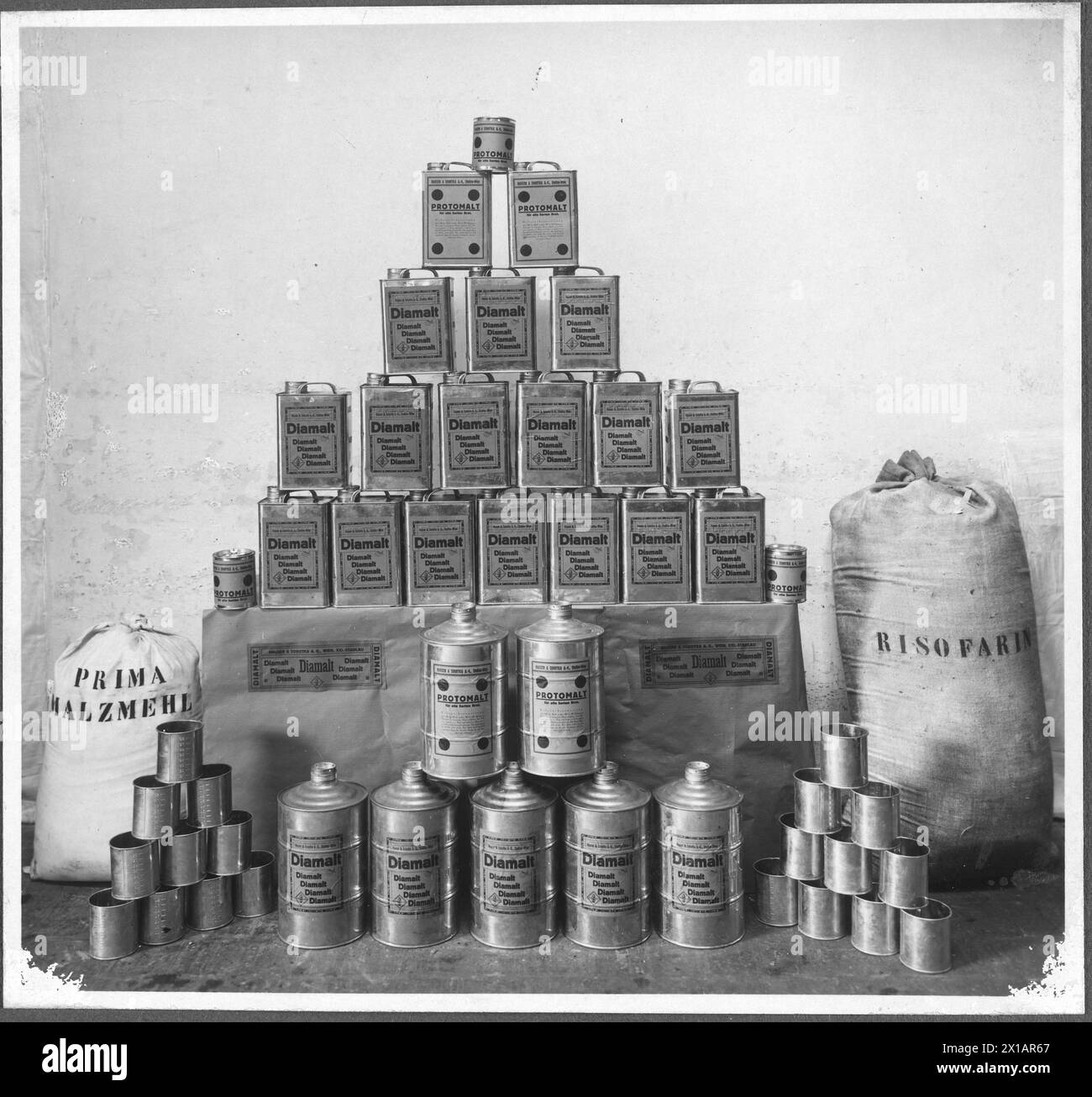 Wien 22, Smolagasse (Smola Alley) 1, Stadlauer Mälzerei: Album mit 63 Fotografien aus der Produktionsstätte (vor allen weiblichen Arbeitskräften) der Lebensmittelfabrik, und Ansichten von Umbauten im Fabrikgebäude (1922, 1928, 1930, 1932), Diamalt. Dosenwaschen, Laden und Transport vor der Automatisierung, 01.04.1930 - 19300401 PD0046 - Rechteinfo: Rights Managed (RM) Stockfoto