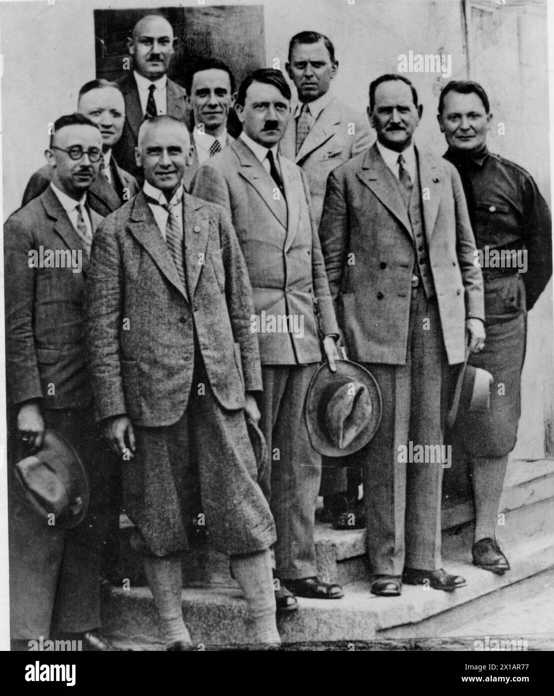 Hitler und Parteimitglied Bad Elster, 1. Reihe von links: Himmler, Frick, Hitler, EVP, Göring, 2. Reihe von links: Mutschmann, Goebbels, Schaub, 3. Row Strasser, 22.06.1930 - 19300622 PD0007 - Rechteinfo: Rights Managed (RM) Stockfoto