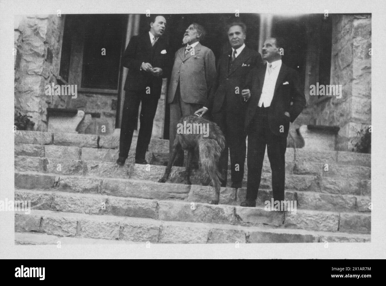 Arthur Schnitzler mit bekannten, Emil Lewis, Arthur Schnitzler, Bruno Walter und Jakob Merman (von links nach rechts) auf der Staffel der Villa Suvrettina, dem Landhaus Emil Lewis bei Suvretta (Bezirk St. Moritz), 26.07.1930 – 19300726 PD0002 – Rechteinfo: Rights Managed (RM) Stockfoto