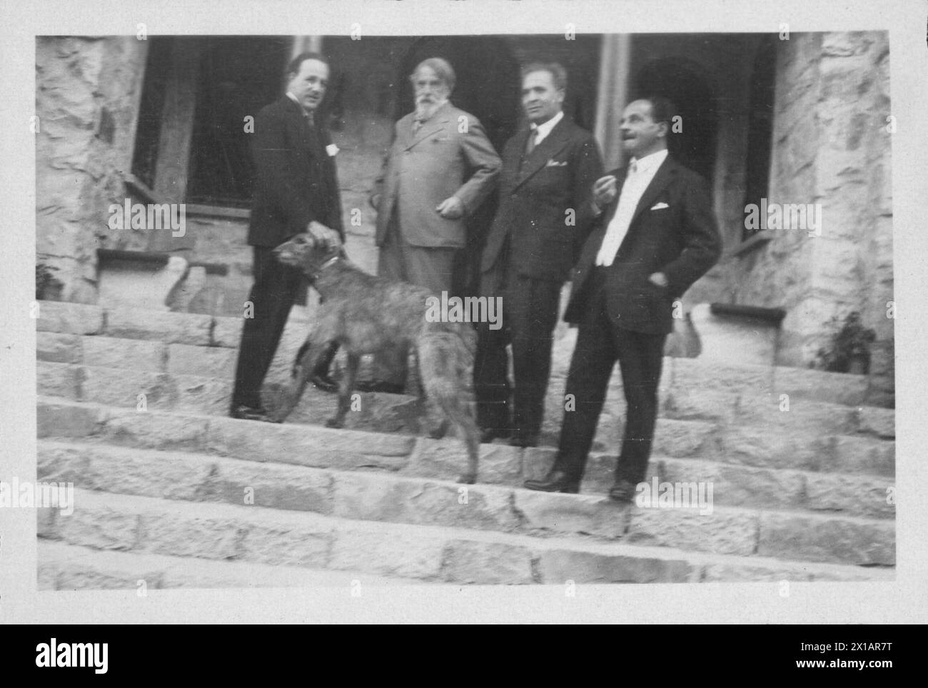 Arthur Schnitzler mit bekannten, Emil Lewis, Arthur Schnitzler, Bruno Walter und Jakob Merman (von links nach rechts) auf der Staffel der Villa Suvrettina, dem Landhaus Emil Lewis bei Suvretta (Bezirk St. Moritz), 26.07.1930 – 19300726 PD0001 – Rechteinfo: Rights Managed (RM) Stockfoto