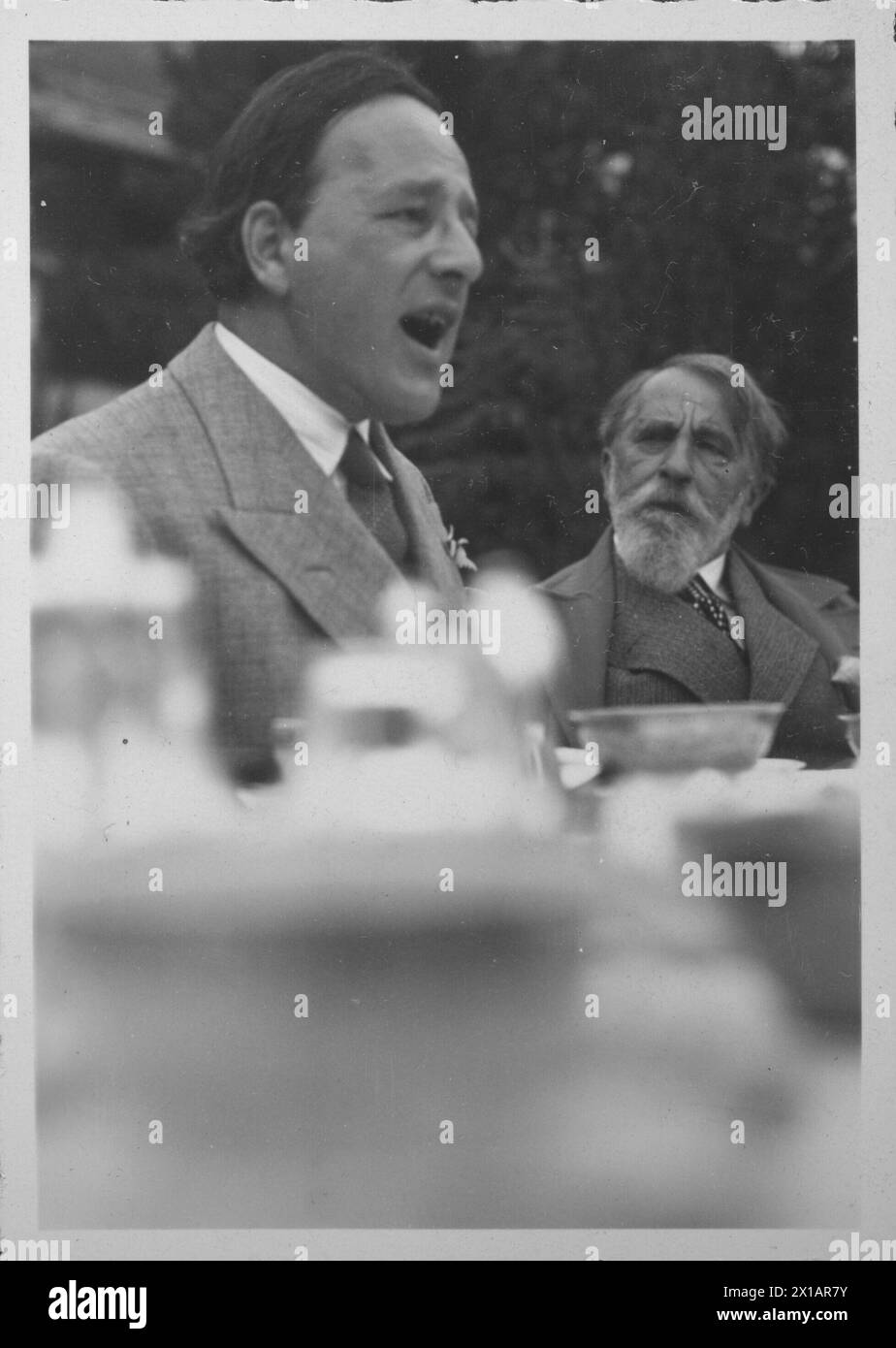 Emil Lewis und Arthur Schnitzler, Emil Lewis und Arthur Schnitzler im Garten des Landhaushotels in Pontresina., 20.07.1930 - 19300720 PD0005 - Rechteinfo: Rights Managed (RM) Stockfoto