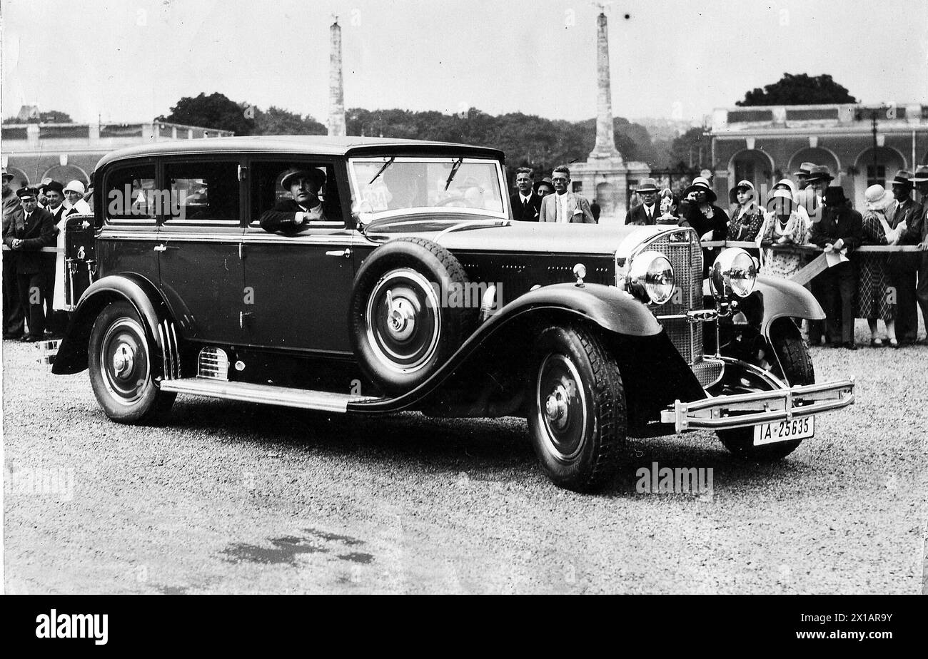 Concours d'Elegance, Autoparade in Schönbrunn: Kammersänger John Kiepura in Our Lady of Ransom Benz, 1931 - 19310101 PD4680 - Rechteinfo: Rights Managed (RM) Stockfoto