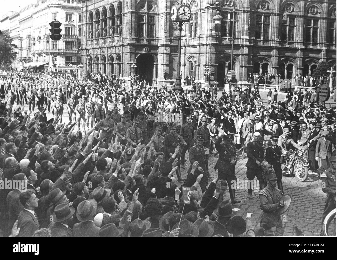 Gau Parteitag der NSDAP in Wien, Parade der Formation auf der Ringstraße, hier vor der Staatsoper, erste-Person-Sequenz mit Kopfverband gauleiter Frauenfeld, links neben ihm Goering, 2.10.1932 - 19321002 PD0015 - Rechteinfo: Rechte verwaltet (RM) Stockfoto