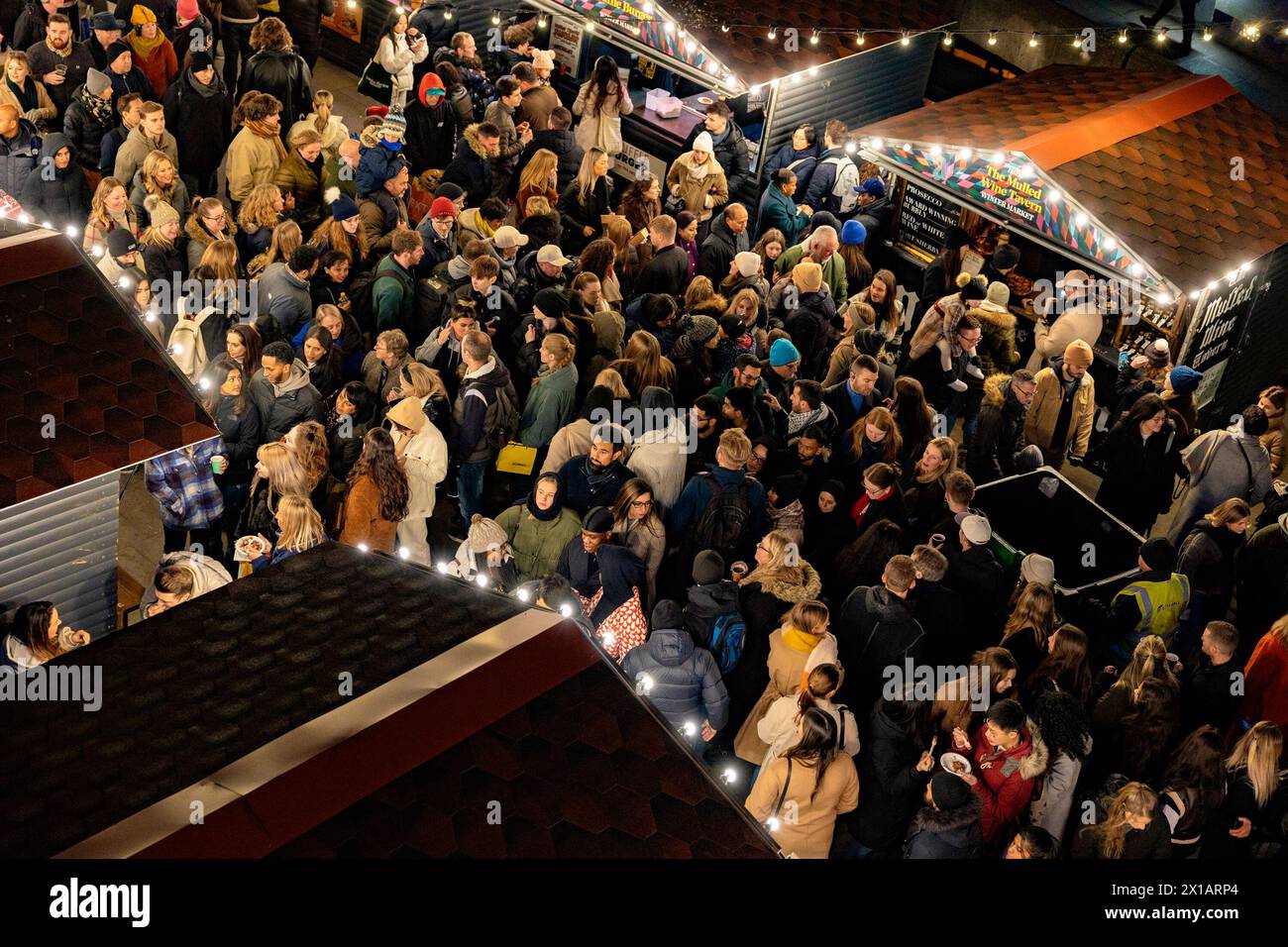 Menschen auf dem Weihnachtsmarkt, London, Großbritannien Stockfoto