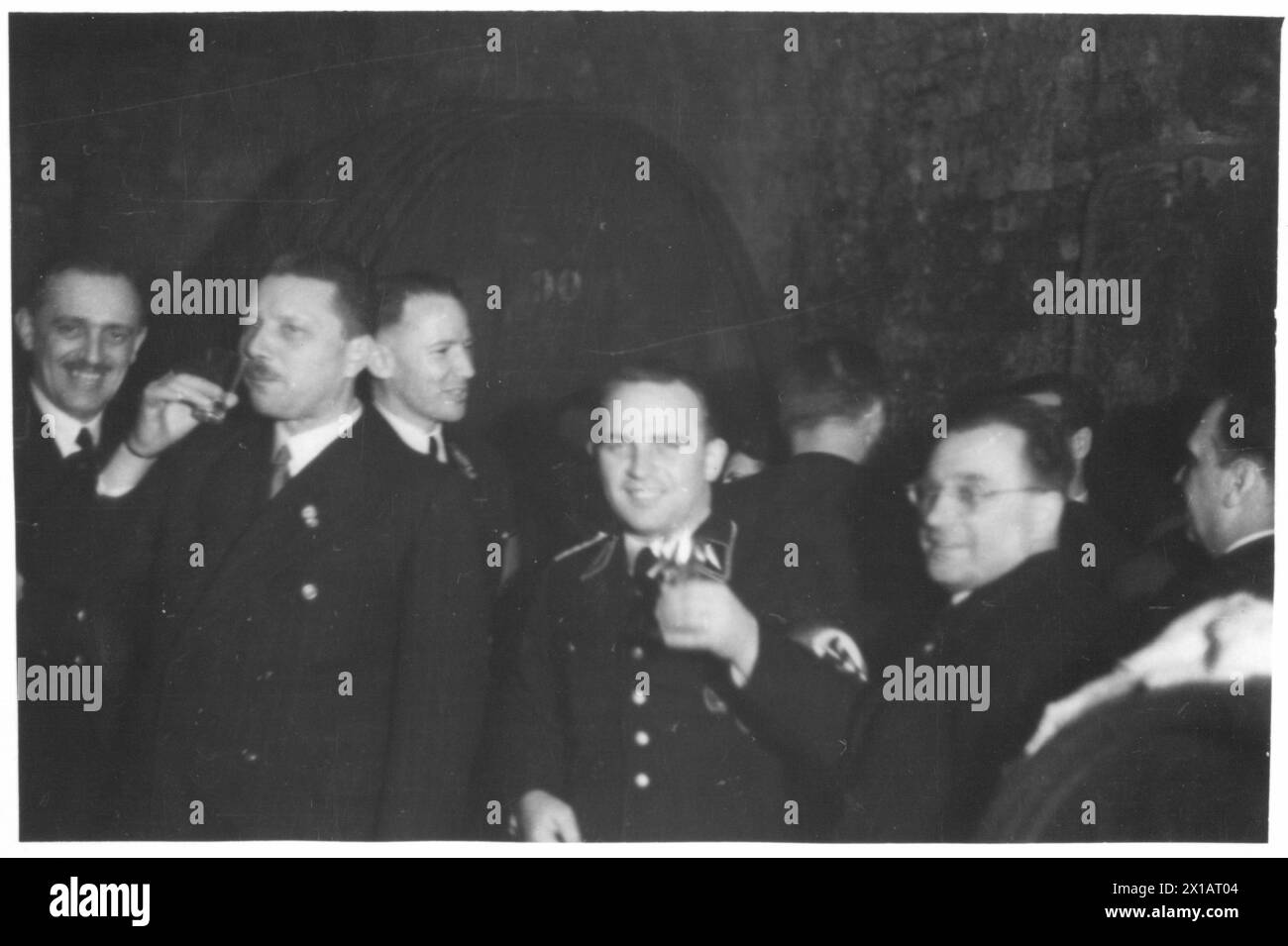 Fellowship Abend der SS in Wien, Fridolin Glas mit aufgesetztem Weinglas, frontal in der Kamera zu sehen, 1938 - 19380101 PD3476 - Rechteinfo: Rights Managed (RM) Stockfoto