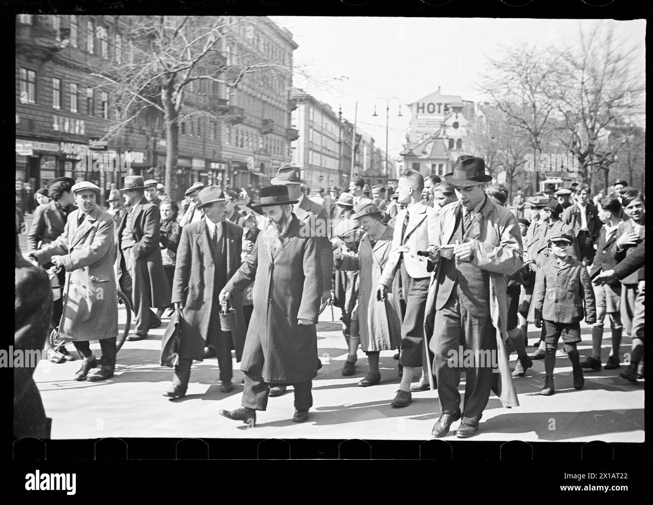 Antisemitischer Aufstand Wien 1938, Jude mit Farbtopf, abaftern ihm das Wiener Rudel - 19380301 PD0118 - Rechteinfo: Rights Managed (RM) Stockfoto