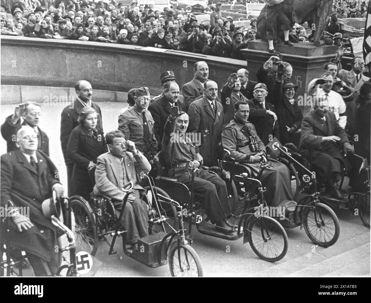 Der Anschluss 1938, Behinderte des Ersten Weltkriegs auf dem Heldenplatz, 15.3.1938 - 19380315 PD0069 - Rechteinfo: Rechte verwaltet (RM) Stockfoto