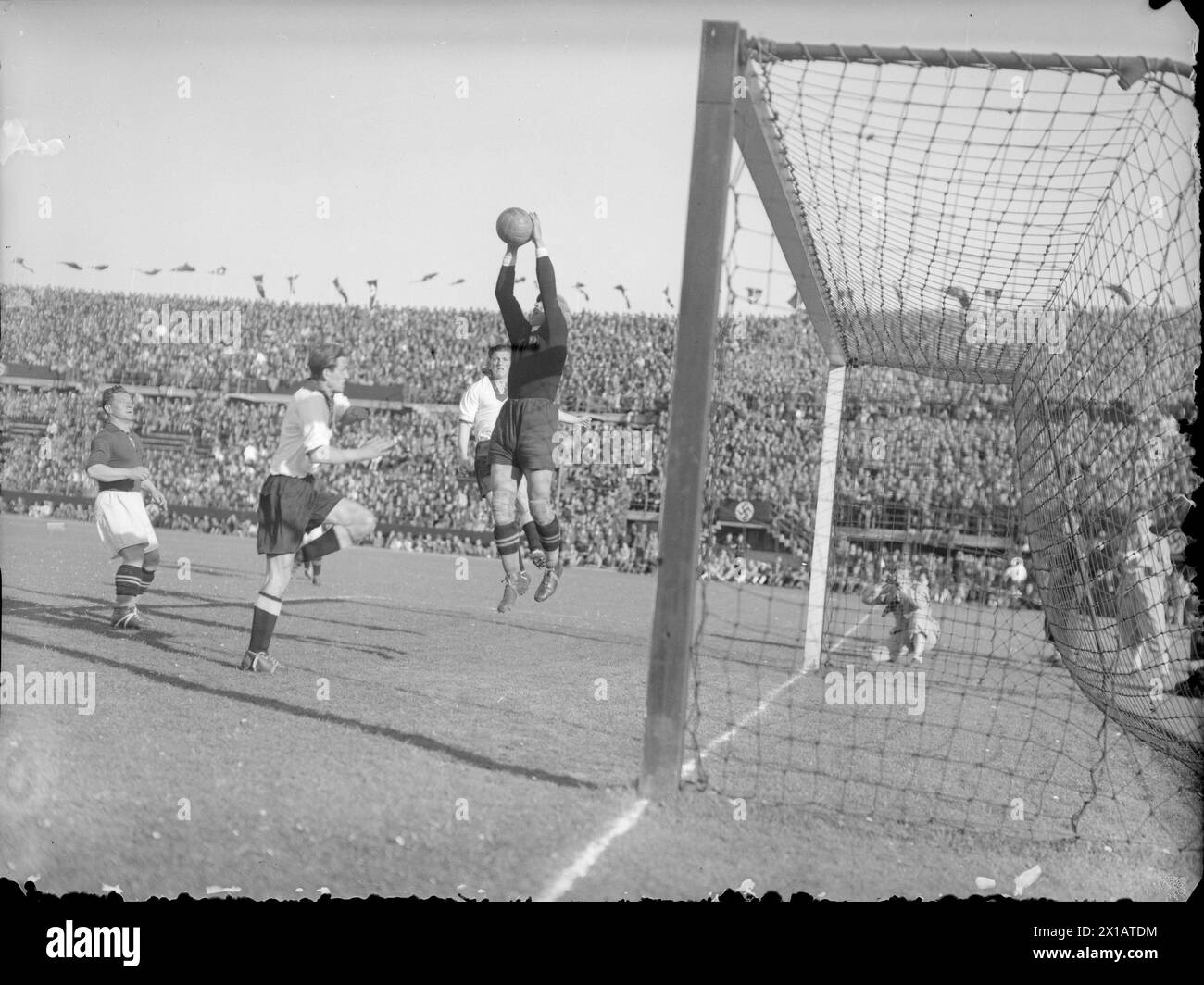 Fußball Österreich - Deutsches Reich, der österreichische Torhüter Blow-out Halt., 03.04.1938 - 19380403 PD0043 - Rechteinfo: Rights Managed (RM) Stockfoto