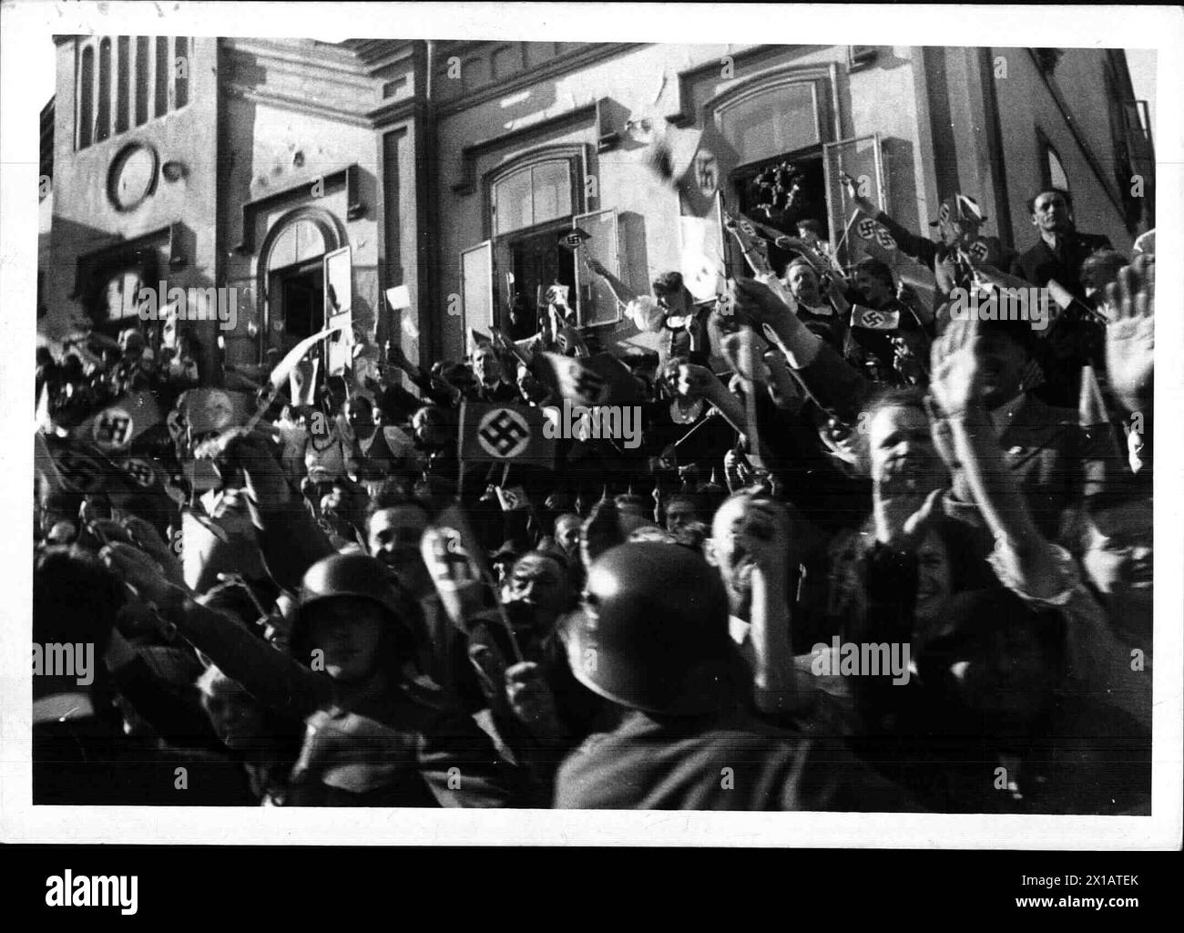 Tag des Großdeutschen Reiches in Wien, jubelnde Menschen mit kleiner Hakenkreuzfahne, 4.4.1938 - 19380404 PD0021 - Rechteinfo: Rights Managed (RM) Stockfoto