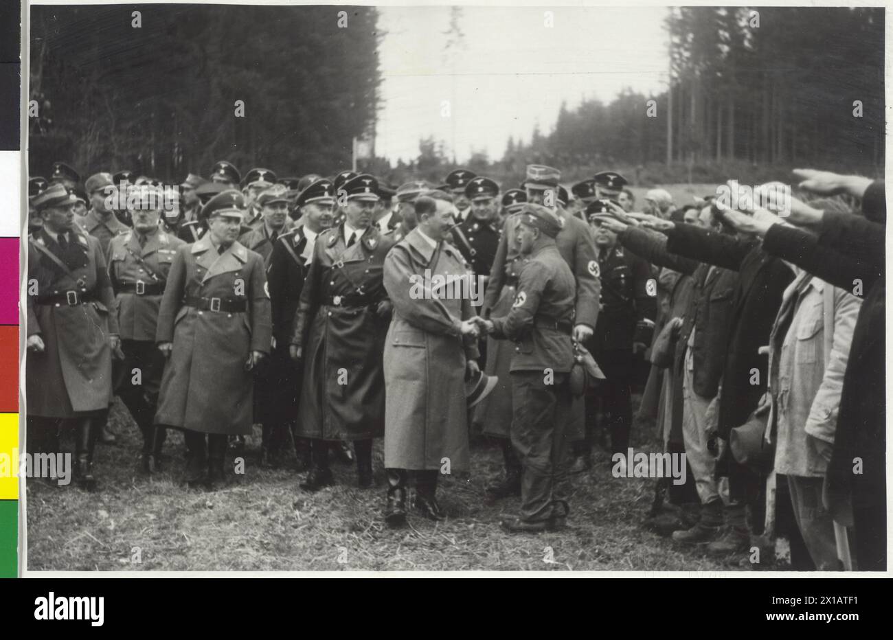 Erster Schnitt mit einem Spaten zur Autobahn in Österreich, Hitler begrüßt den Arbeiter auf dem Walserberg, 7.4.1938 - 19380407 PD0007 - Rechteinfo: Rights Managed (RM) Stockfoto