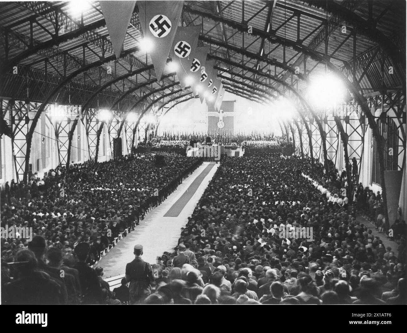 Hitler in Innsbruck, Blick in die Rallyehalle in Innsbruck anlässlich der Ehrung Adolf Hitlers, 6.4.1938 - 19380406 PD0022 - Rechteinfo: Rights Managed (RM) Stockfoto