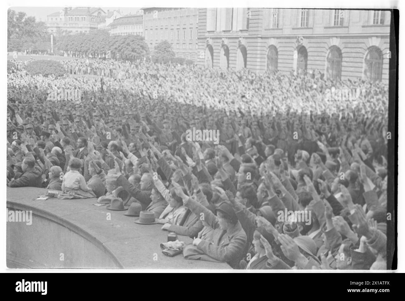 Tag des Großdeutschen Reiches in Wien, Nazi-Gruß auf dem Heldenplatz, 9.4.1938 - 19380409 PD0064 - Rechteinfo: Rights Managed (RM) Stockfoto