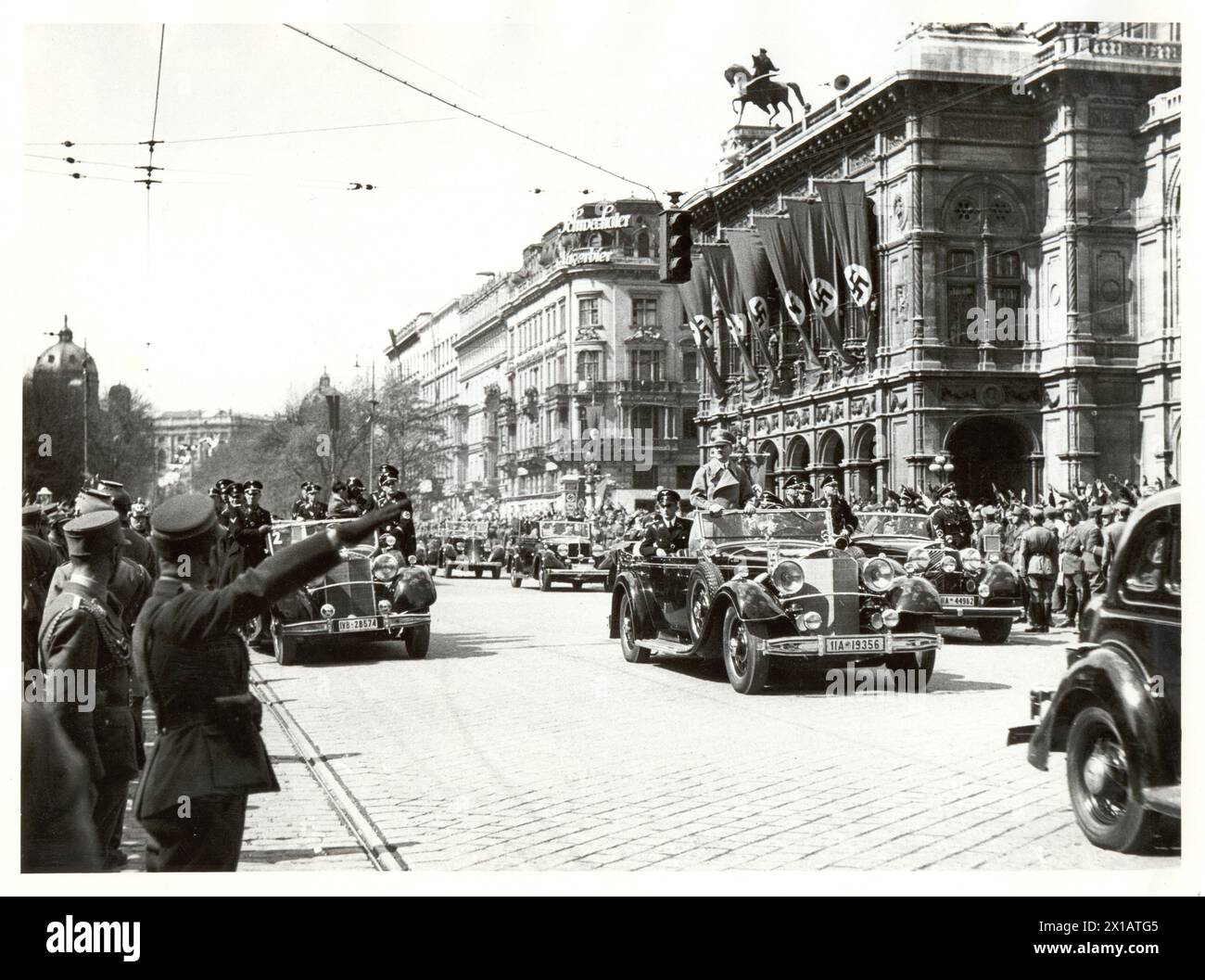 Tag des Großdeutschen Reiches in Wien, Hitler in der Autokasse, vorbei an der Wiener Staatsoper, 9.4.1938 - 19380409 PD0053 - Rechteinfo: Rights Managed (RM) Stockfoto