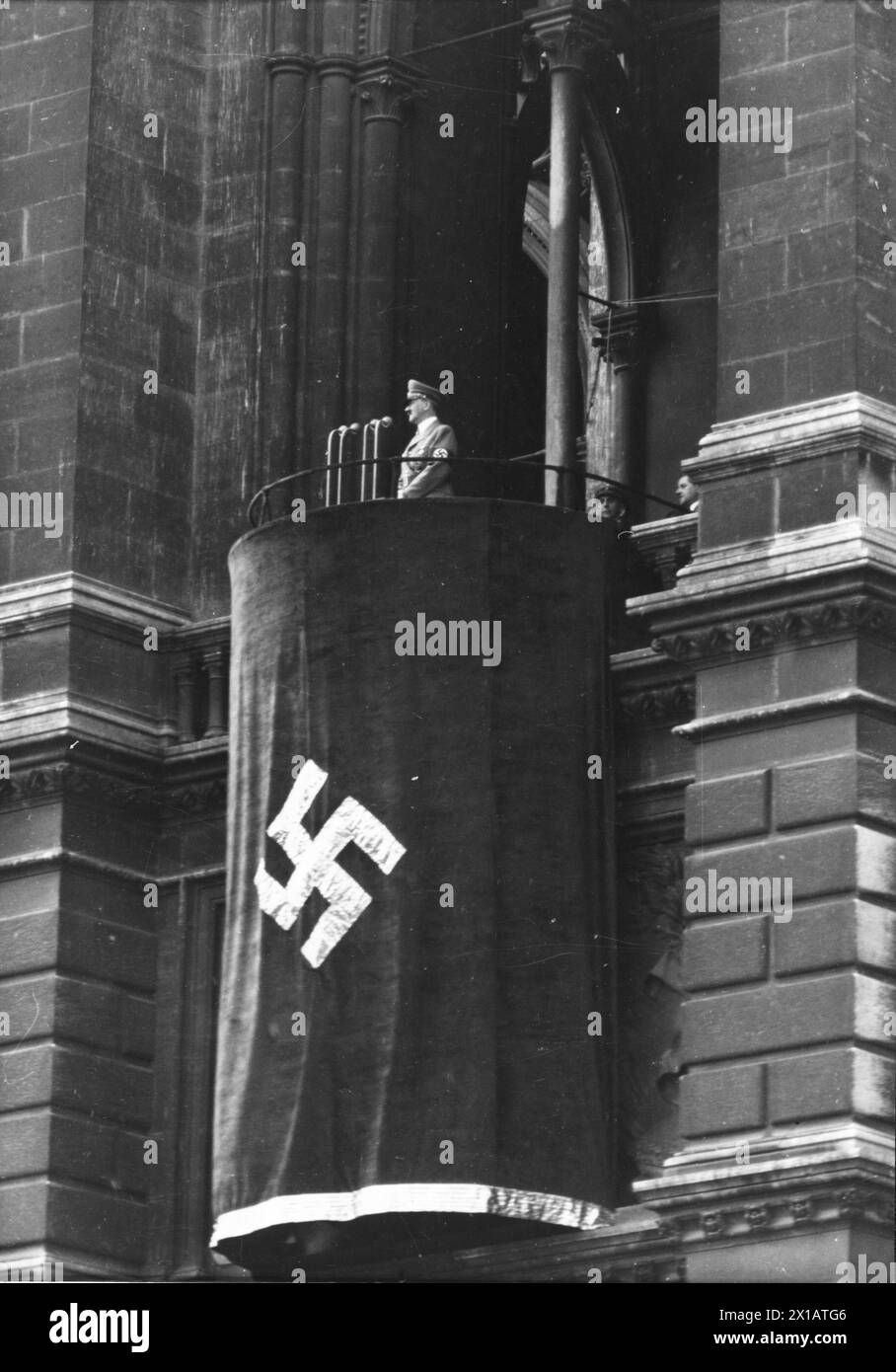 Tag des Großdeutschen Reiches in Wien, Rede Hitlers auf dem Balkon des Wiener Konzerthauses, 9.4.1938 - 19380409 PD0037 - Rechteinfo: Rights Managed (RM) Stockfoto