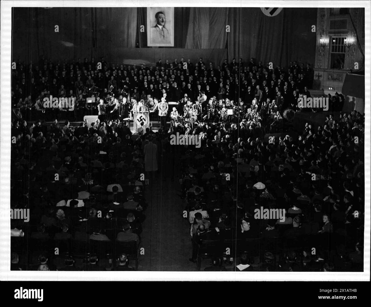 Der Umsetzungsbericht des gauleiters Buerckel, Blick im Großen Saal des Wiener Konzerthauses während der Bekanntgabe des Wahlergebnisses (99,75 Prozent) durch gauleiter Buerckel, 11.4.1938 - 19380411 PD0005 - Rechteinfo: Rights Managed (RM) Stockfoto