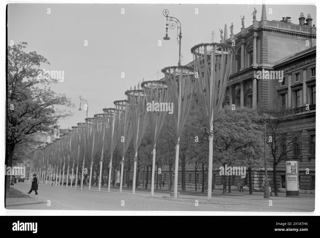 Mai-Tag 1938 in Wien, Blick auf die mit zahlreichen Maypolen geschmückte Ringstraße an der Universität, 01.05.1938 - 19380501 PD0101 - Rechteinfo: Rights Managed (RM) Stockfoto