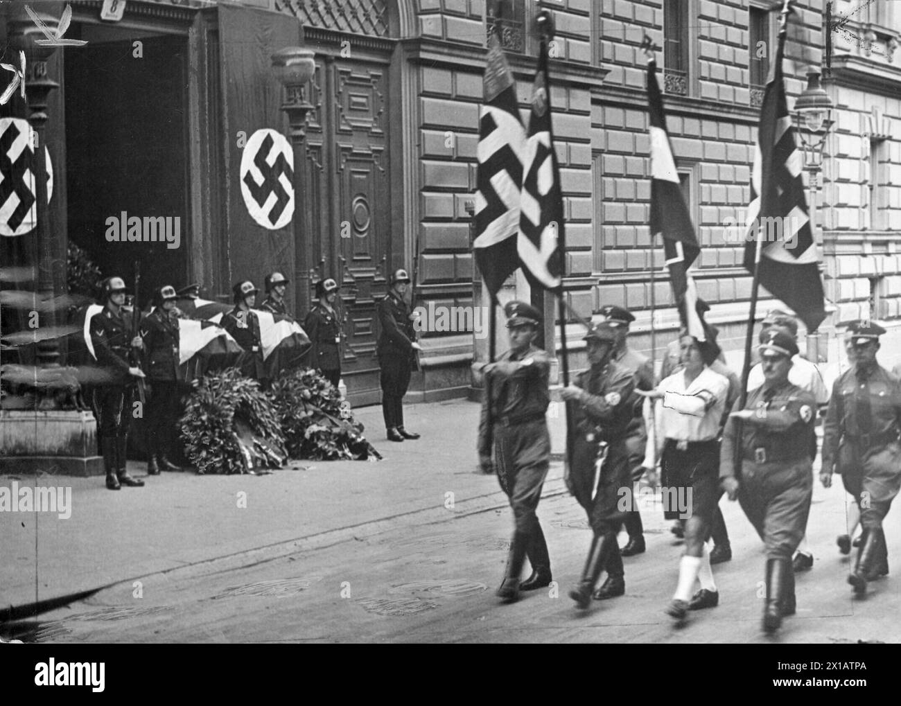 Beerdigungsempfang für die SS-Männer Max Peschke und Joseph Meise, marschiert-vorbei vor dem Auslegen im Tor das Büro der SS-Oberteil DDR-Mark auf dem Parkring in Wien, 10.7.1938 - 19380710 PD0020 - Rechteinfo: Rights Managed (RM) Stockfoto