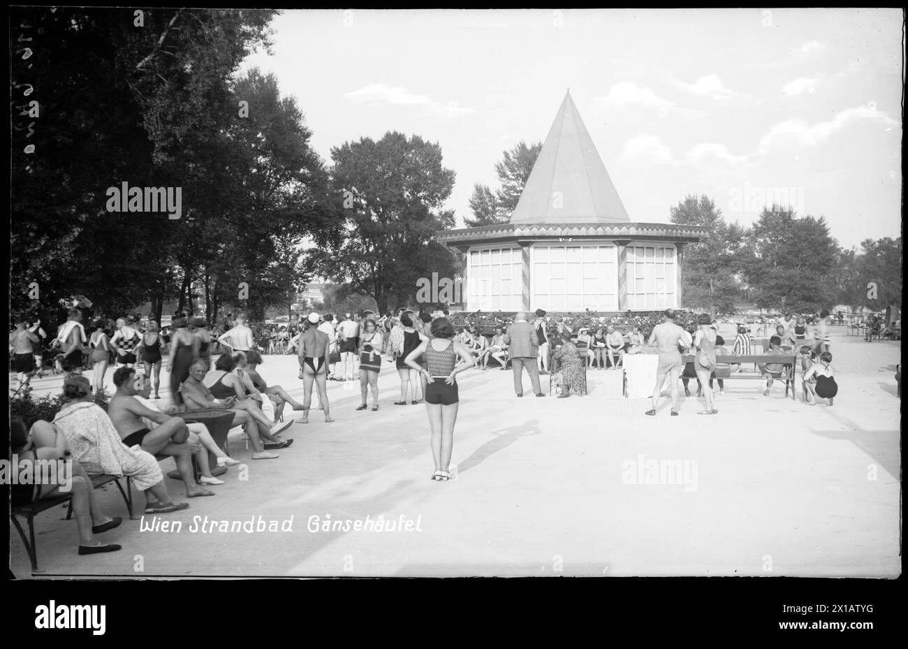Wien 22, Gaensehaeufel (insel), Motiv mit Badenden am Pavillon, 1940 - 19400101 PD3065 - Rechteinfo: Rights Managed (RM) Stockfoto