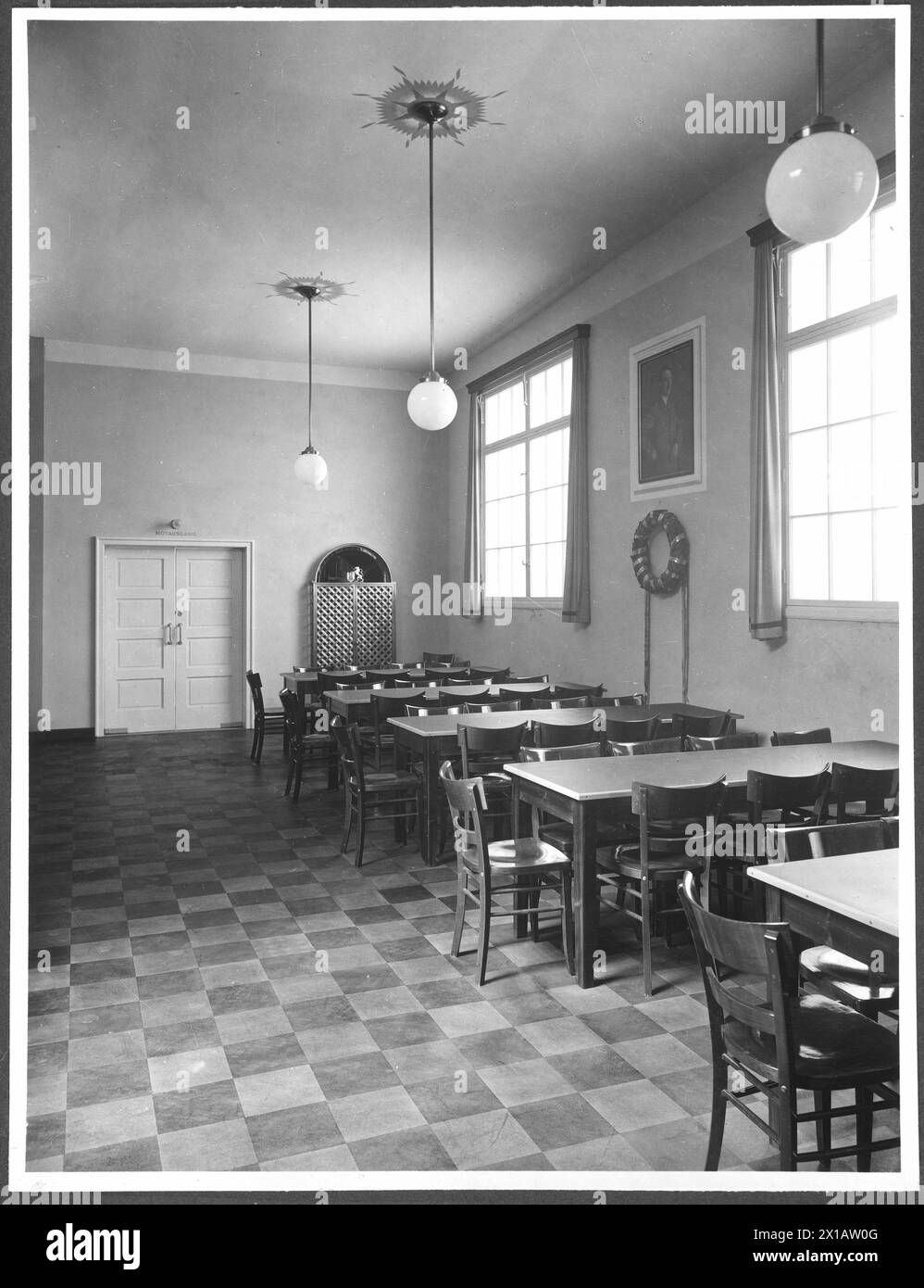 Wien 22, Smolagasse (Smola Alley) 1, Stadlauer Mälzerei: Album mit 19 Außen- und Innenaufnahmen der Sozial- und Gemeinschaftsräume des Unternehmens. halle: Teilansicht mit Notausgang, 1940 - 19400101 PD4065 - Rechteinfo: Rights Managed (RM) Stockfoto