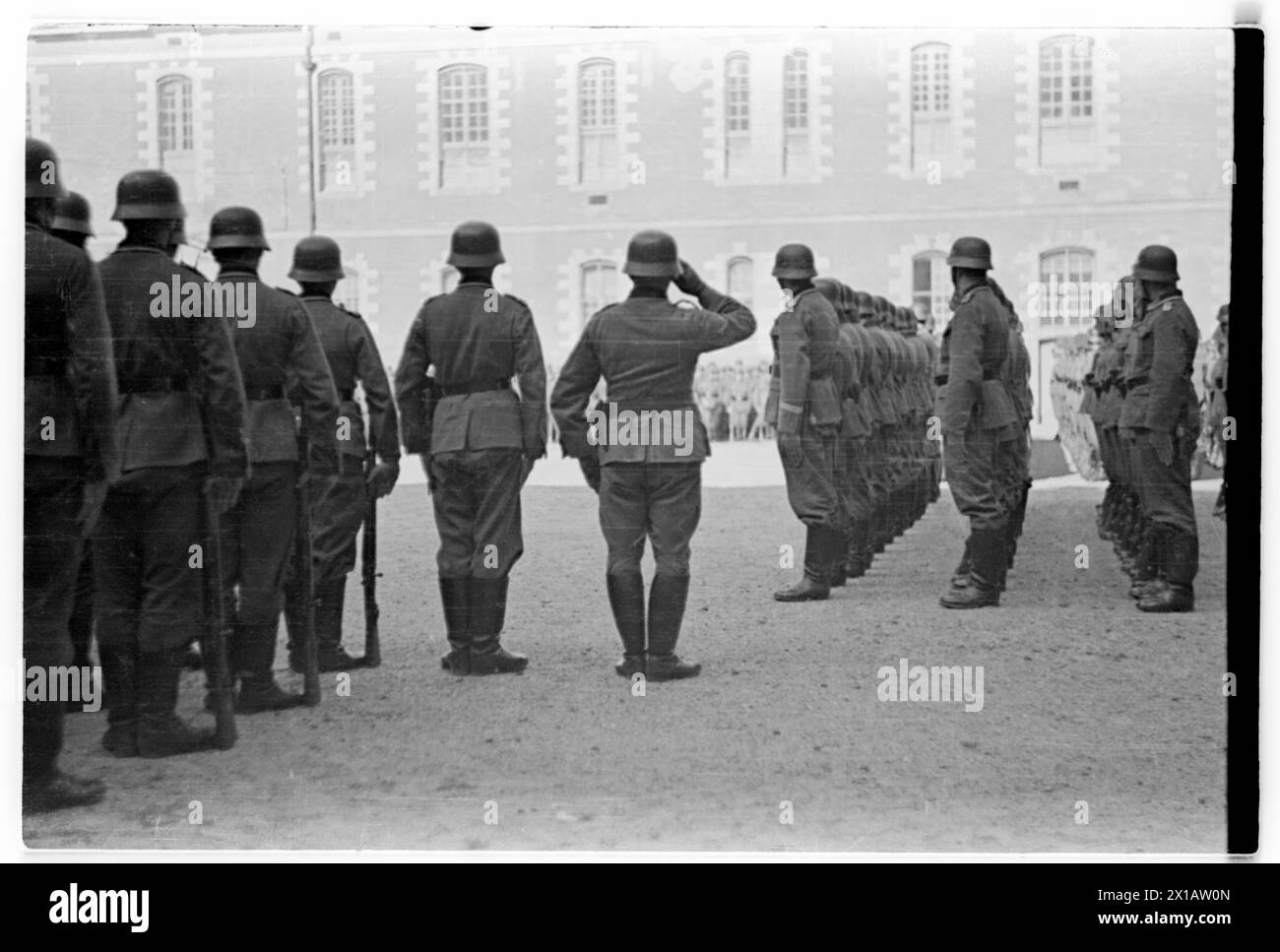 Appell von am Hof des ehemaligen Jesuitenklosters, Wehrmachtsmitglieder in Wachwache Armee am Hof des ehemaligen Jesuitenklosters, College Royal, nach Le Prytanée Schule Militaire, 1940 - 19400101 PD3909 - Rechteinfo: Rechte verwaltet (RM) Stockfoto